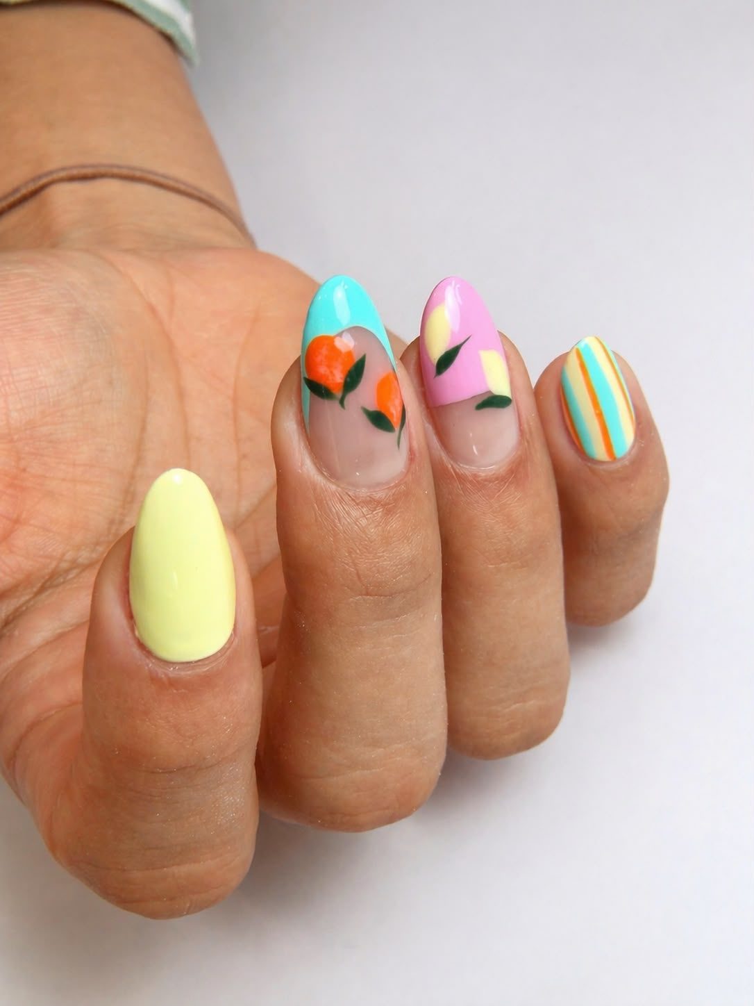 Detalle artesanal de nail art en Arte y Miradas — Oviedo
