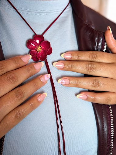 Manicura editorial estilo francesa pastel con flor 3D, realizada en Arte y Miradas Oviedo